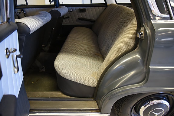Mercedes-Benz W111 26 of 30