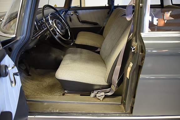 Mercedes-Benz W111 22 of 30