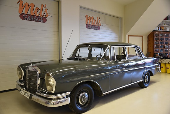 Mercedes-Benz W111 2 of 5