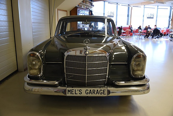 Mercedes-Benz W111 3 of 5