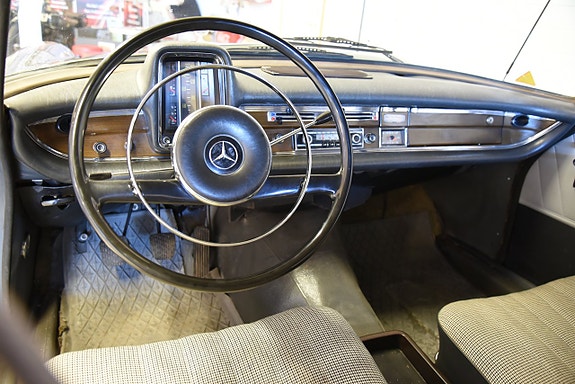 Mercedes-Benz W111 24 of 30
