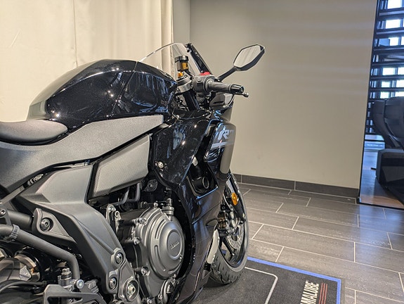 Yamaha YZF-R7 Tech Black / Räntekampanj 3,45% / Omgående lev! 3 of 5