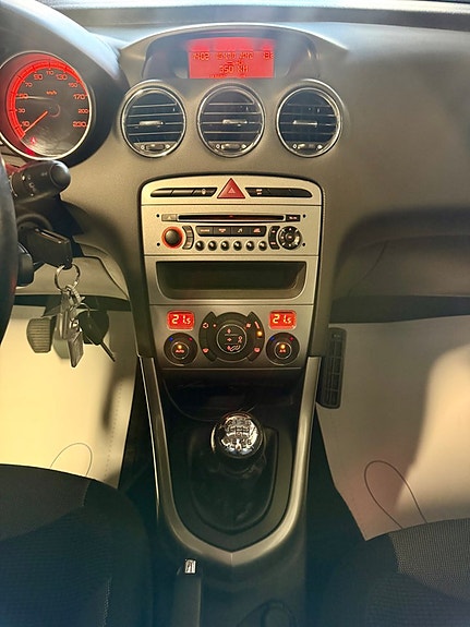Peugeot 308 SW 13 of 15
