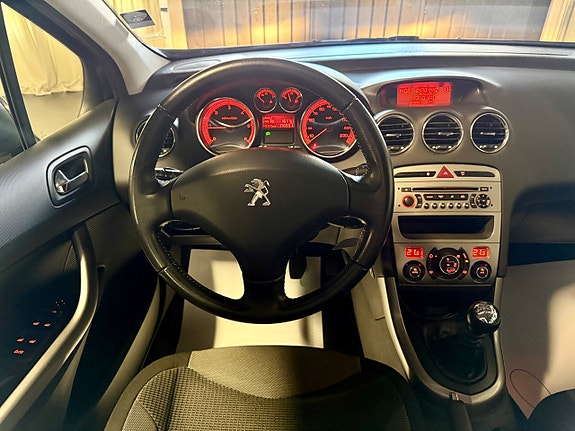 Peugeot 308 SW 12 of 15