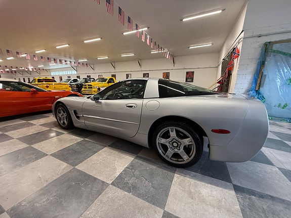 Chevrolet Corvette 9 of 18