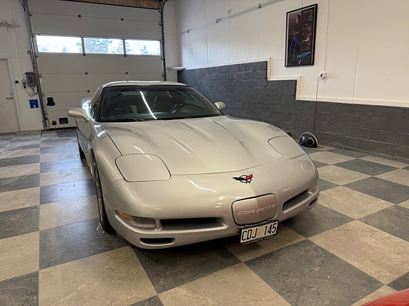 Chevrolet Corvette 4 of 5