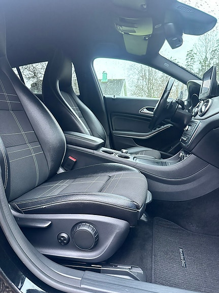 Mercedes-Benz CLA220 d 2 of 5