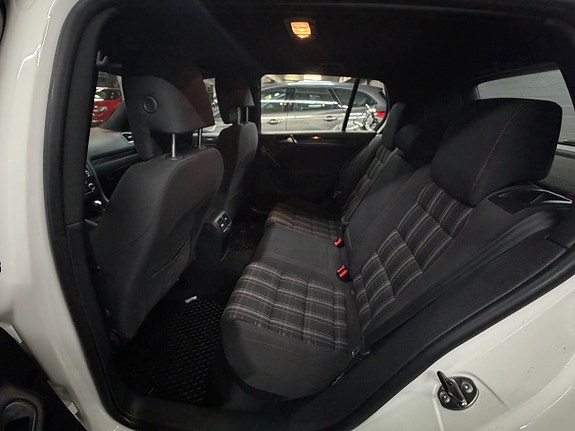 Volkswagen Golf VI 10 of 16