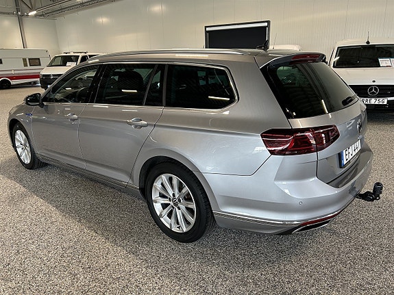Volkswagen Passat 2 of 5