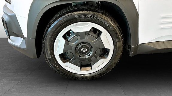 Renault 4 E-Tech 9 of 12
