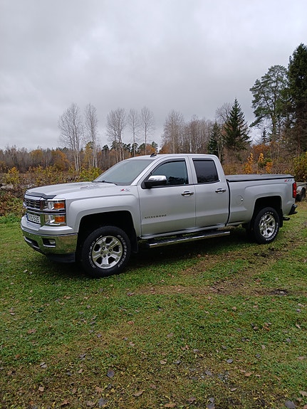 Chevrolet Silverado 1500 2 of 3