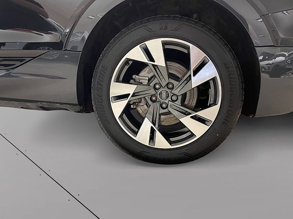 Audi e-tron 9 of 16