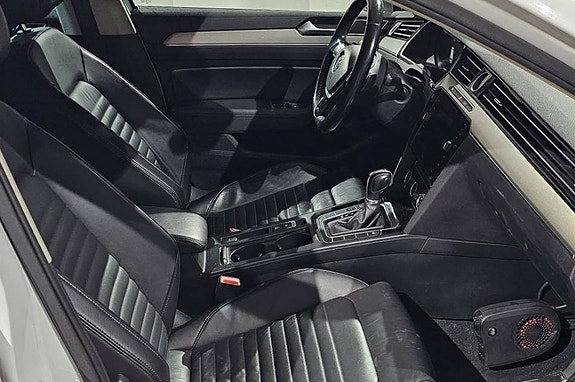Volkswagen Passat Alltrack 3 of 5