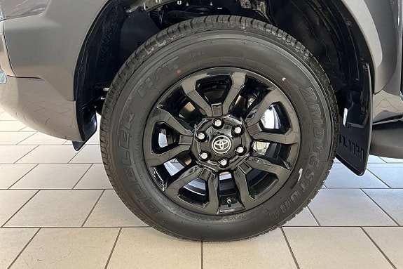 Toyota HiLux 17 of 23