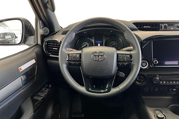 Toyota HiLux 11 of 23