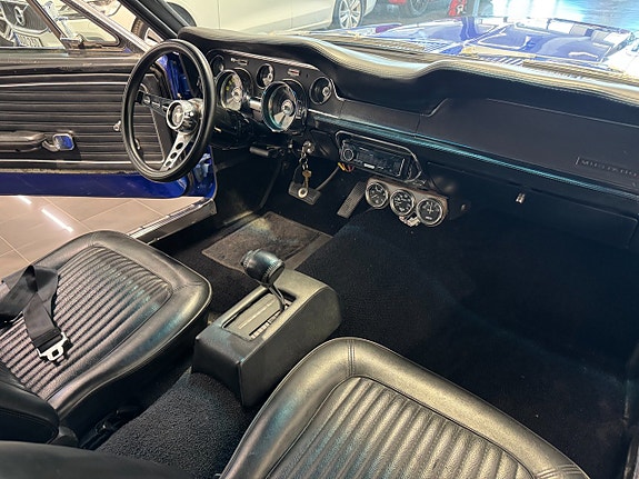 Ford Mustang 13 of 16