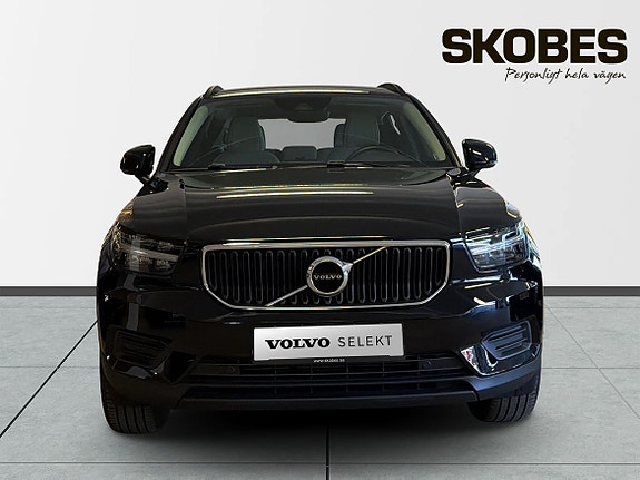 Volvo XC40 2 of 5