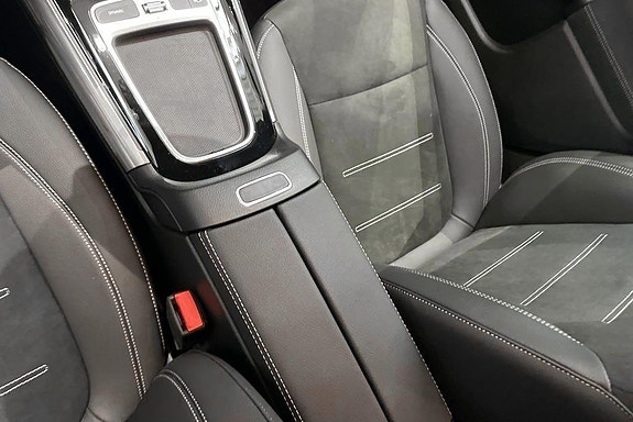 Mercedes-Benz GLA250 e 12 of 16