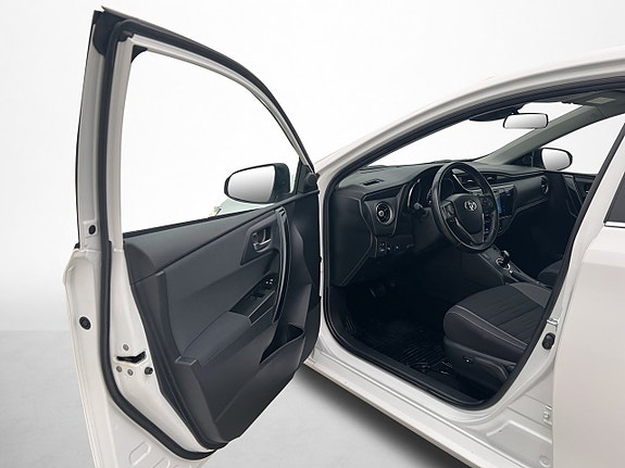Toyota Auris 8 of 29