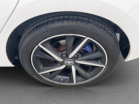 Toyota Auris 27 of 29