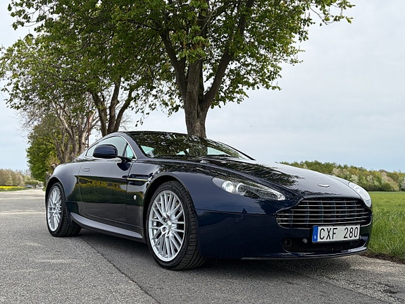 Aston Martin Vantage 3 of 5