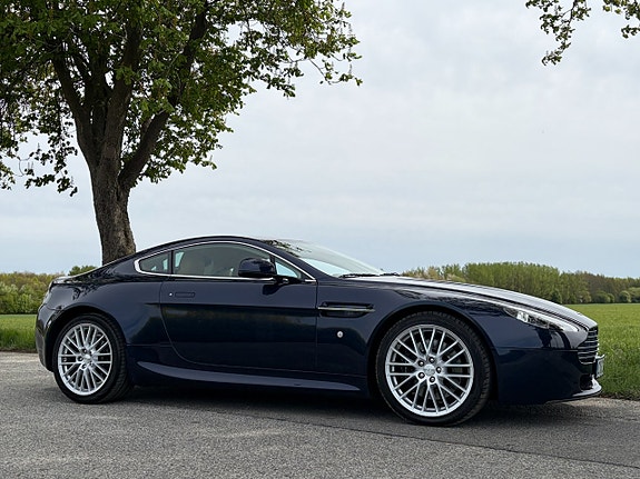 Aston Martin Vantage 4 of 5