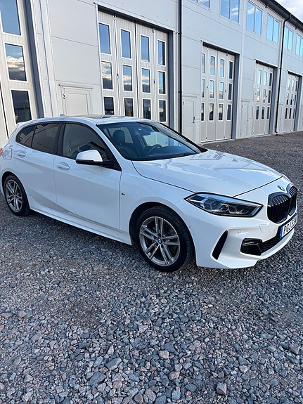 BMW 118d 2 of 5