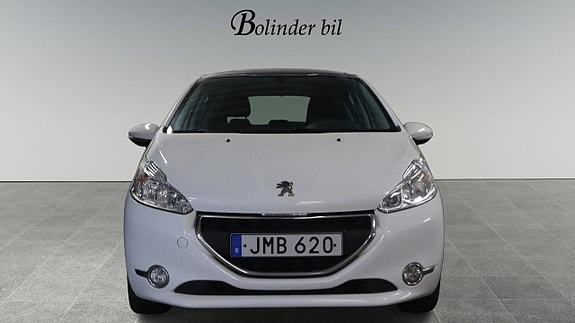 Peugeot 208 2 of 5