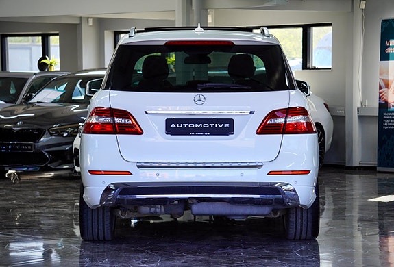 Mercedes-Benz ML350 3 of 5