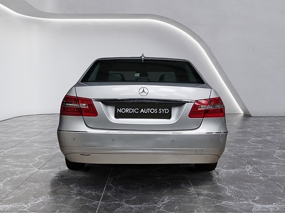 Mercedes-Benz E200 4 of 5