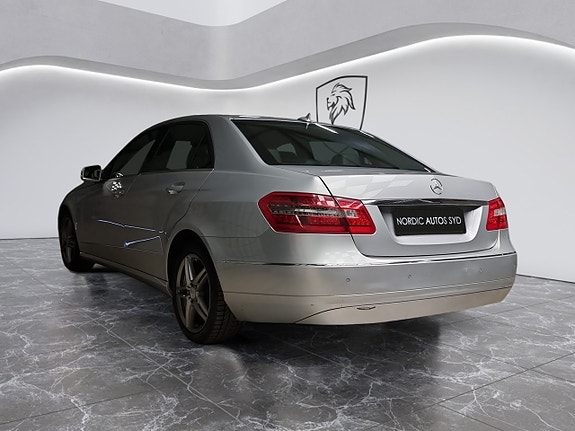 Mercedes-Benz E200 3 of 5