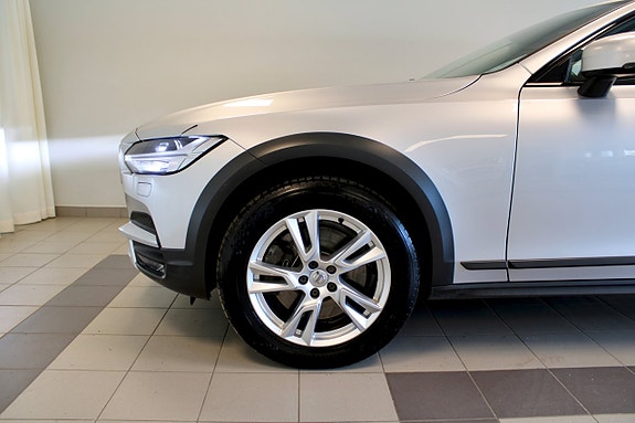 Volvo V90 Cross Country 3 of 5
