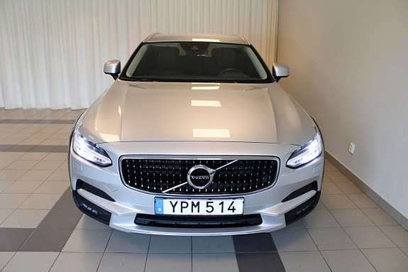 Volvo V90 Cross Country 2 of 5