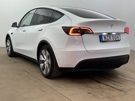 Tesla Model Y 4 of 5