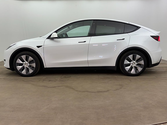 Tesla Model Y 3 of 5