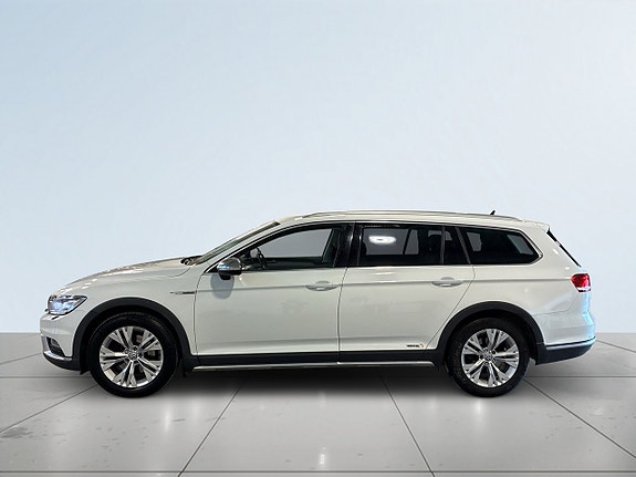 Volkswagen Passat Alltrack 3 of 5