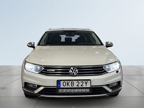 Volkswagen Passat Alltrack 2 of 5