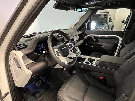 Land Rover Defender 110 8 of 9