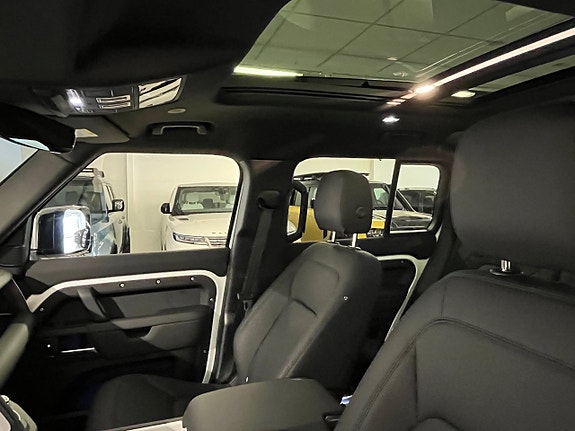 Land Rover Defender 110 7 of 9