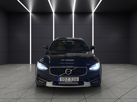 Volvo V90 Cross Country 8 of 30