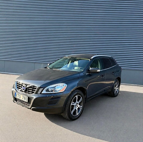Volvo XC60 2 of 13