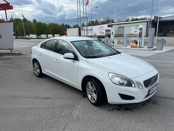 Volvo S60 2 of 5