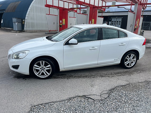 Volvo S60 3 of 5