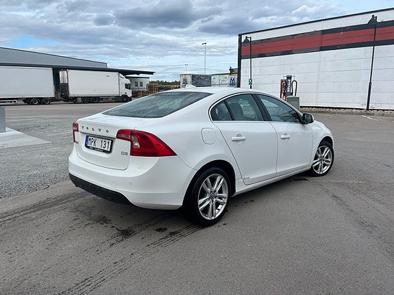 Volvo S60 4 of 5