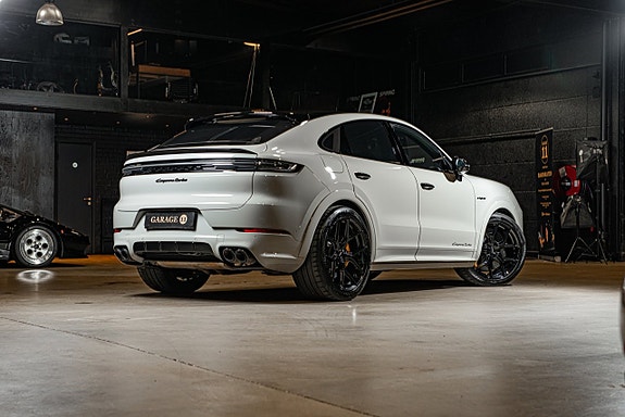 Porsche Cayenne 3 of 5
