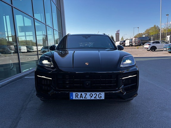 Porsche Cayenne S 3 of 5