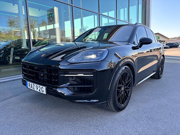 Porsche Cayenne S 2 of 5