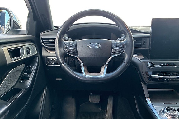 Ford Explorer 11 of 30