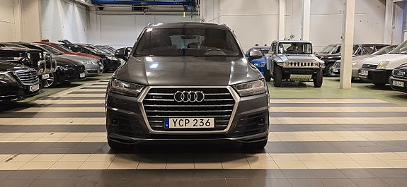 Audi Q7 2 of 5