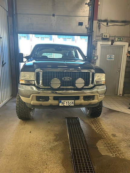 Ford Excursion 2 of 5
